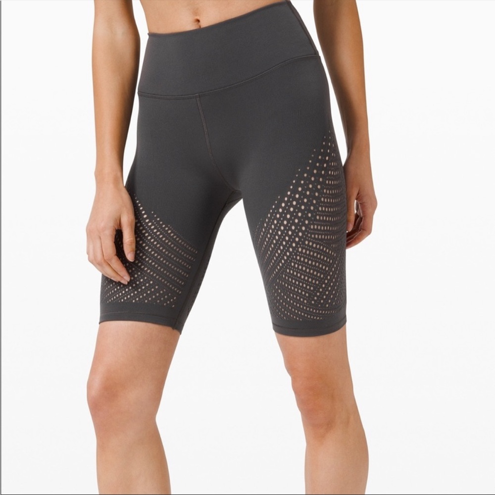 Lululemon High Waisted Reveal Short Digital Rain Size 6
